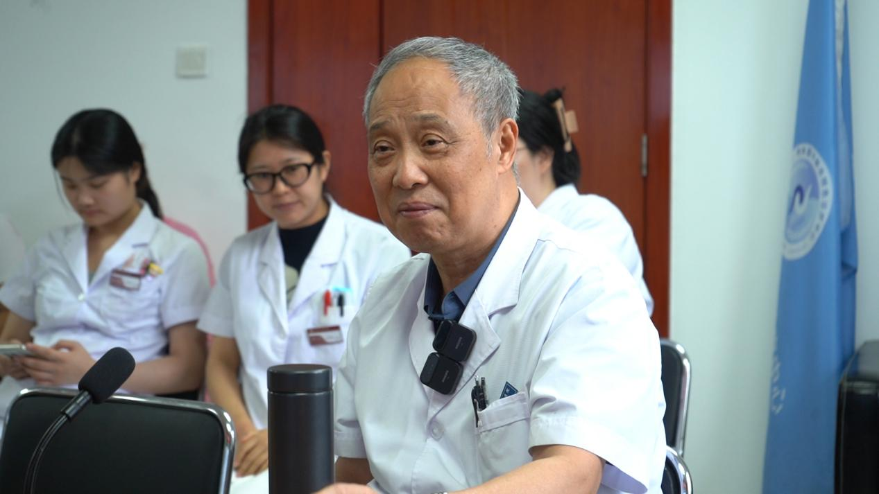 这位精神科老中医的门口，患者排长队，他们想要一个“答案”